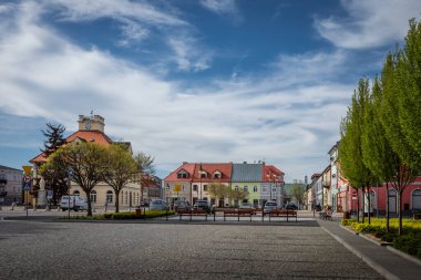 Leczyca, Polonya - 10 Mayıs 2021: Eski kasaba pazar meydanı. Belediye binası ve tarihi binalar. Güneşli bahar günü. 