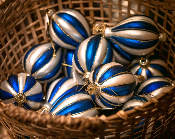 Kerstballen Een Rieten Mandje Als Achtergrond — Stockfoto