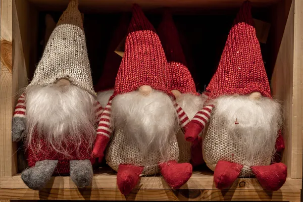 Tre Juldvärgar Med Långa Vita Skägg Sittande Hyllan — Stockfoto