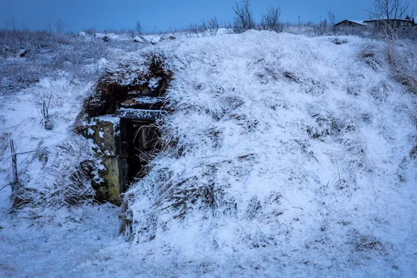 Una Bodega Césped Helado Cubierta Nieve — Foto de Stock