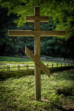 Ahşap bir Rus ortodoks haçı ve eğimli bir taburesi. Sovyet savaş esirlerinin mezarlığı, 2. Dünya Savaşı sırasında Nazi gözetiminde öldü, Swiety Krzyz, Polonya. 