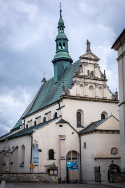 Pinczow, POLAND - 1 Ağustos 2021 Pinczow 'da bir ortaçağ kilisesi. Yağmurlu bir gün, kimse yok. 