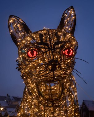 Reykjavik, İzlanda - 8 Aralık 2021: Reykjavik şehir merkezinde büyük bir LED kedi (Jlakotturinn). Noel Aydınlatma. Kış gecesi, insan yok.. 