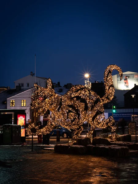 Reykjavik, İzlanda - 8 Aralık 2021: Reykjavik şehir merkezinde büyük bir LED kedi (Jlakotturinn). Noel Aydınlatma. Kış gecesi, insan yok.. 