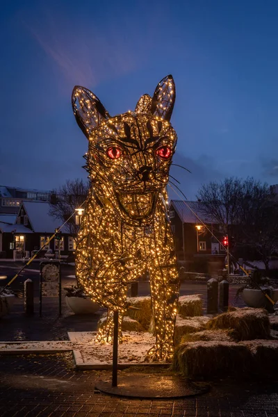 Reykjavik, İzlanda - 8 Aralık 2021: Reykjavik şehir merkezinde büyük bir LED kedi (Jlakotturinn). Noel Aydınlatma. Kış gecesi, insan yok.. 