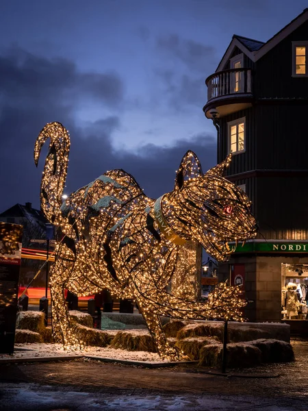 Reykjavik, İzlanda - 8 Aralık 2021: Reykjavik şehir merkezinde büyük bir LED kedi (Jlakotturinn). Noel Aydınlatma. Kış gecesi, insan yok.. 