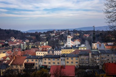 Bolkow, Polonya - 03 Mart 2021: Tarihi Bolkow şehir merkezinin kış panoraması, bir kale tepesinden izlendi. Kış akşamı, bulutlu gökyüzü.