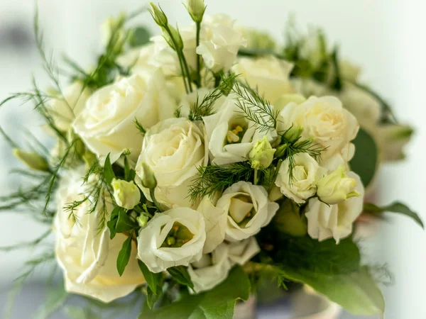 Gelinlik çiçeği buketi, beyaz Eustomalar ve güllerle. 