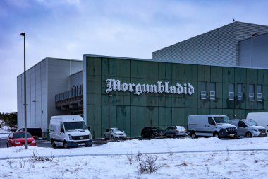 Reykjavik, İzlanda - 25 Ocak 2022: İzlanda gazetesi Morgunbladid ofis binası, bir kış günü. 