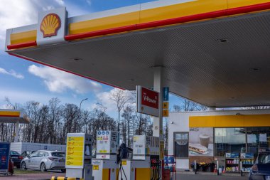 Wroclaw, Polonya - 19 Şubat 2022: Shell benzin istasyonu. 