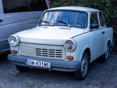 Zamek Topacz, Polonya - 19 Şubat 2022: Eski bir Doğu Alman klasik arabası Trabant.