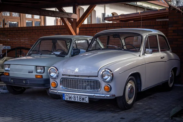 Zamek Topacz Polonia Febrero 2022 Dos Coches Antiguos Blancos Syrena — Foto de Stock