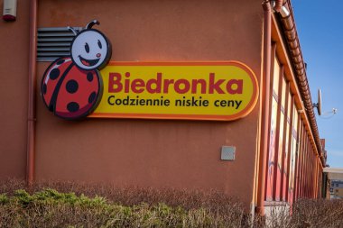 Wroclaw, Polonya - 19 Şubat 2022: Şirket logosuna sahip Biedronka gıda mağazası binası. 