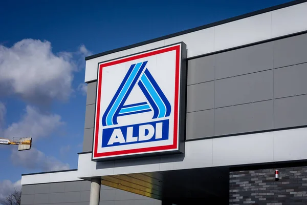 Wroclaw, Polonya - 19 Şubat 2022: Şirket logosuna sahip Aldi gıda mağazası binası. 