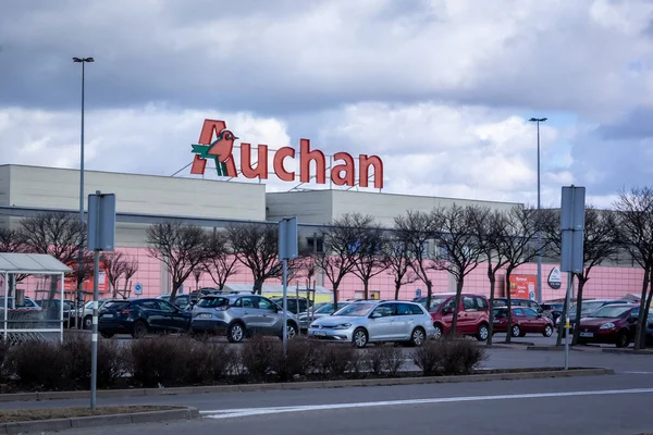 Wroclaw Polsko Února 2022 Francouzský Supermarket Auchan Parkoviště Před Budovou — Stock fotografie