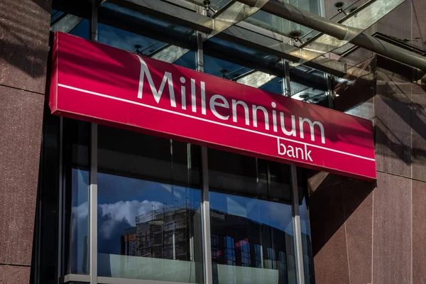 Wroclaw, Polonya - 19 Şubat 2022: Olawska caddesindeki Milenyum Bankası cephesi. Banka adı olan pembe bir panonun kapanışı. 