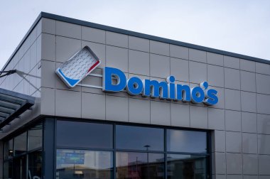 Reykjavik, İzlanda - 22 Mart 2022: Domino 's Pizza' nın mavi logosu. 