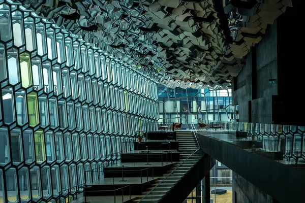 Reykjavik, İzlanda - 23 Mart 2022 Harpa konser salonunun içi. Modern mimari, renkli cam duvarlar. 
