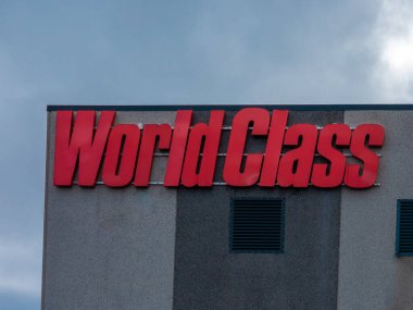 Reykjavik, İzlanda - 26 Mart 2022: Dünya Sınıfı Spor Merkezi. Bir binanın üzerinde kırmızı logo.. 