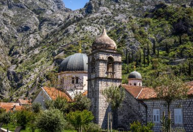 Kotor, Karadağ - 29 Nisan 2022: Kotor Eski Kasabası 'ndaki Aziz Nicolas Kilisesi manzarası. Arka planda kayalık dağlar. 