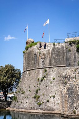 Kotor Montenegro - 29 Nisan 2022: Kotor 'daki Gurdic Bastion' un Ortaçağ kalıntıları.  