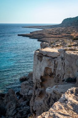 Deniz manzarası ve Blue Lagoon, Cape Greco, Kıbrıs kayalıkları.