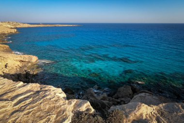 Deniz manzarası ve Blue Lagoon, Cape Greco, Kıbrıs kayalıkları.