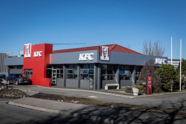 Reykjavik, İzlanda - 31 Mart 2022: Skeifan alışveriş merkezindeki KFC fast food restoran binası. 