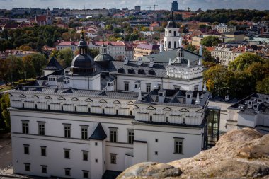 Vilnius, Litvanya - 26 Eylül 2022: Litvanya Büyük Dükleri Sarayı (Aşağı Kale) ve Gediminas Kulesi 'nin duvarlarından görünen bir şehir panoraması.