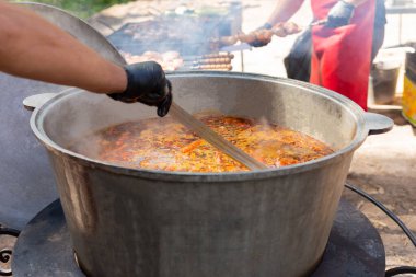Bograch çorbası büyük bir fıçıda pişirilir.