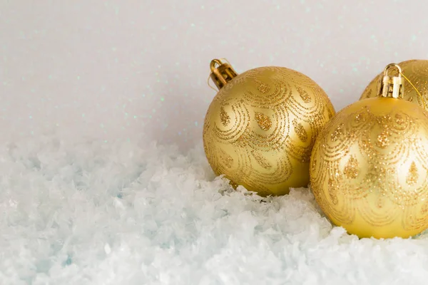 Karda altın Noel topları