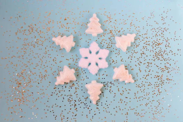 Рождественская фотография со снежинкой, елками и звездами на голубом фоне — стоковое фото