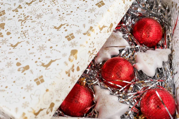 Červené vánoční koule a bílé umělé vánoční stromky na dekorace v krabici — Stock fotografie