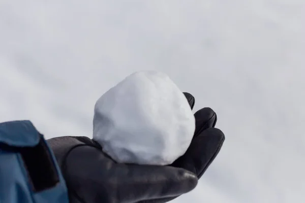 Снежный ком в перчатке — стоковое фото