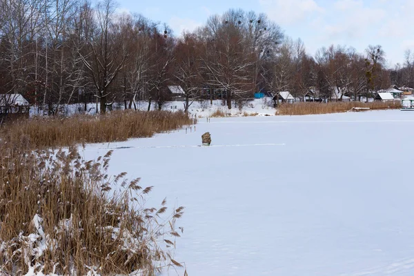 Pesca de inverno no lago em um dia ensolarado brilhante — Fotografia de Stock