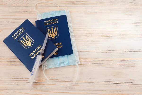 Ukrayna pasaportu, şırınga, maske
