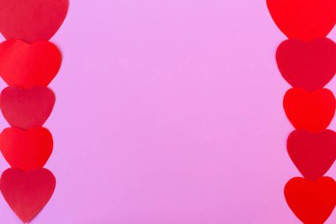 Pembe arka planda kırmızı kalpler