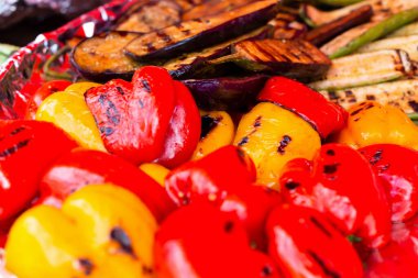 Taze iştah açıcı fırınlanmış sebzeler