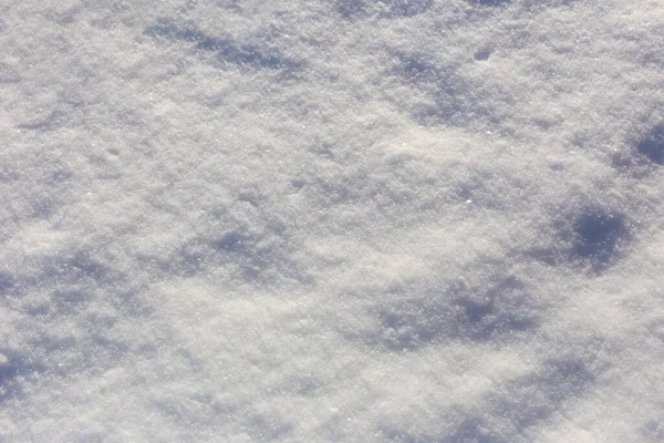 Frischer, flauschiger Schnee in der Sonne — Stockfoto