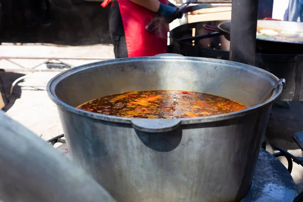 La sopa de bograch se cocina en una cuba grande —  Fotos de Stock