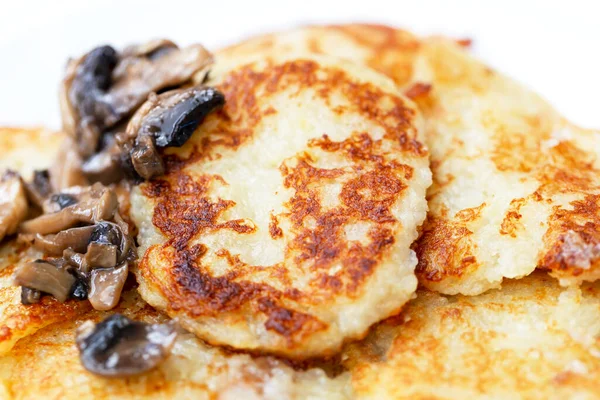 Mantarlı taze kızarmış patates böreği.