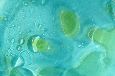 Açık mavi arkaplandaki suda yağ lekeleri