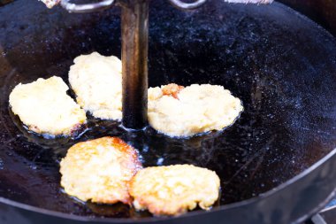 Büyük bir tavada kızarmış patates kızartması.