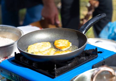 Tavada kızarmış patates gözlemesi.