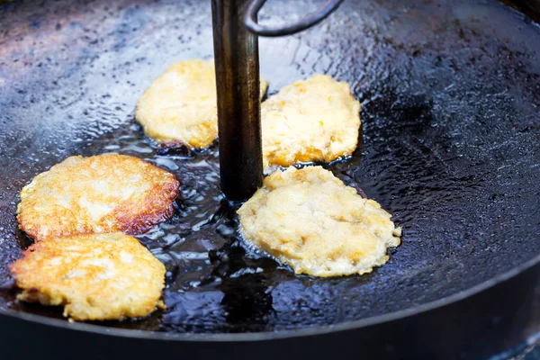 Büyük bir tavada kızarmış patates kızartması.