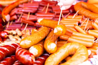 Kızarmış sosis çeşitleri.