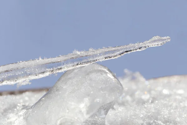 Ein Eiszapfen auf einem Eisblock — Stockfoto