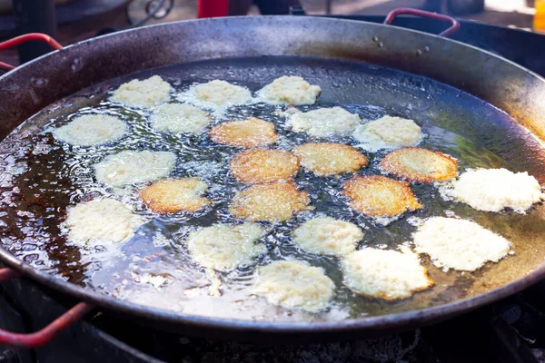 Buñuelos de papa fritos en una sartén grande —  Fotos de Stock