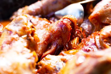 Kızartma tavasında domuz kızartması.