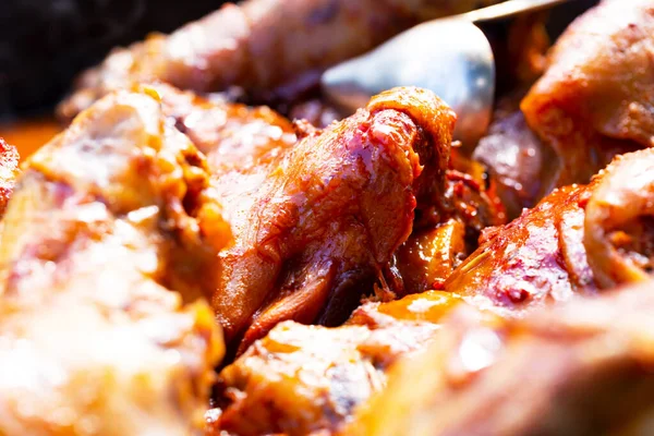 Kızartma tavasında domuz kızartması.